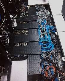 Vista superior de gabinetes y cableado durante intervención