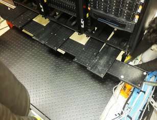 Soporte bajo gabinete en centro de datos